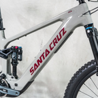 Detalle del cuadro gris de una bicicleta Santa Cruz Vala C MX con logotipo rojo.
