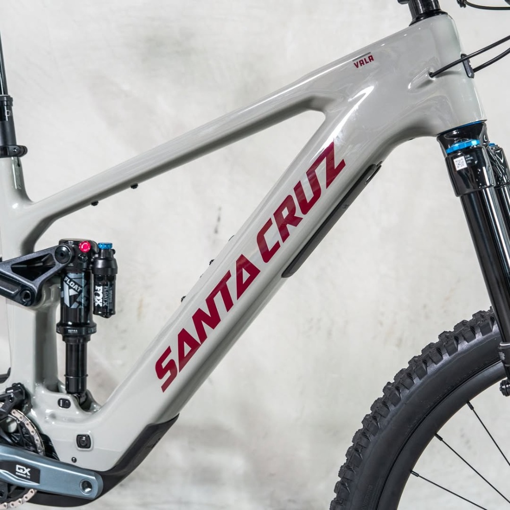 Detalle del cuadro gris de una bicicleta Santa Cruz Vala C MX con logotipo rojo.