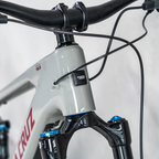 Detalle de la dirección, horquilla y guiado de cables de una bicicleta Santa Cruz Vala C MX gris.