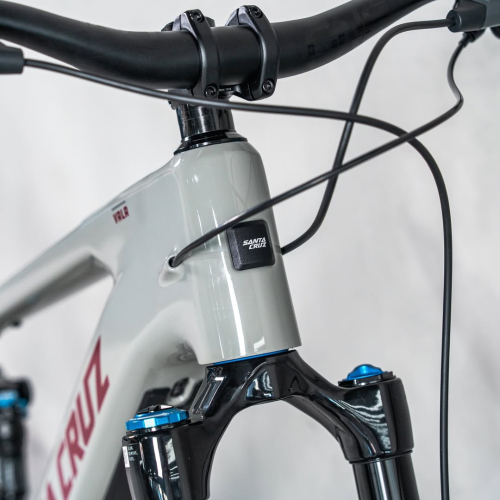 Detalle de la dirección, horquilla y guiado de cables de una bicicleta Santa Cruz Vala C MX gris.