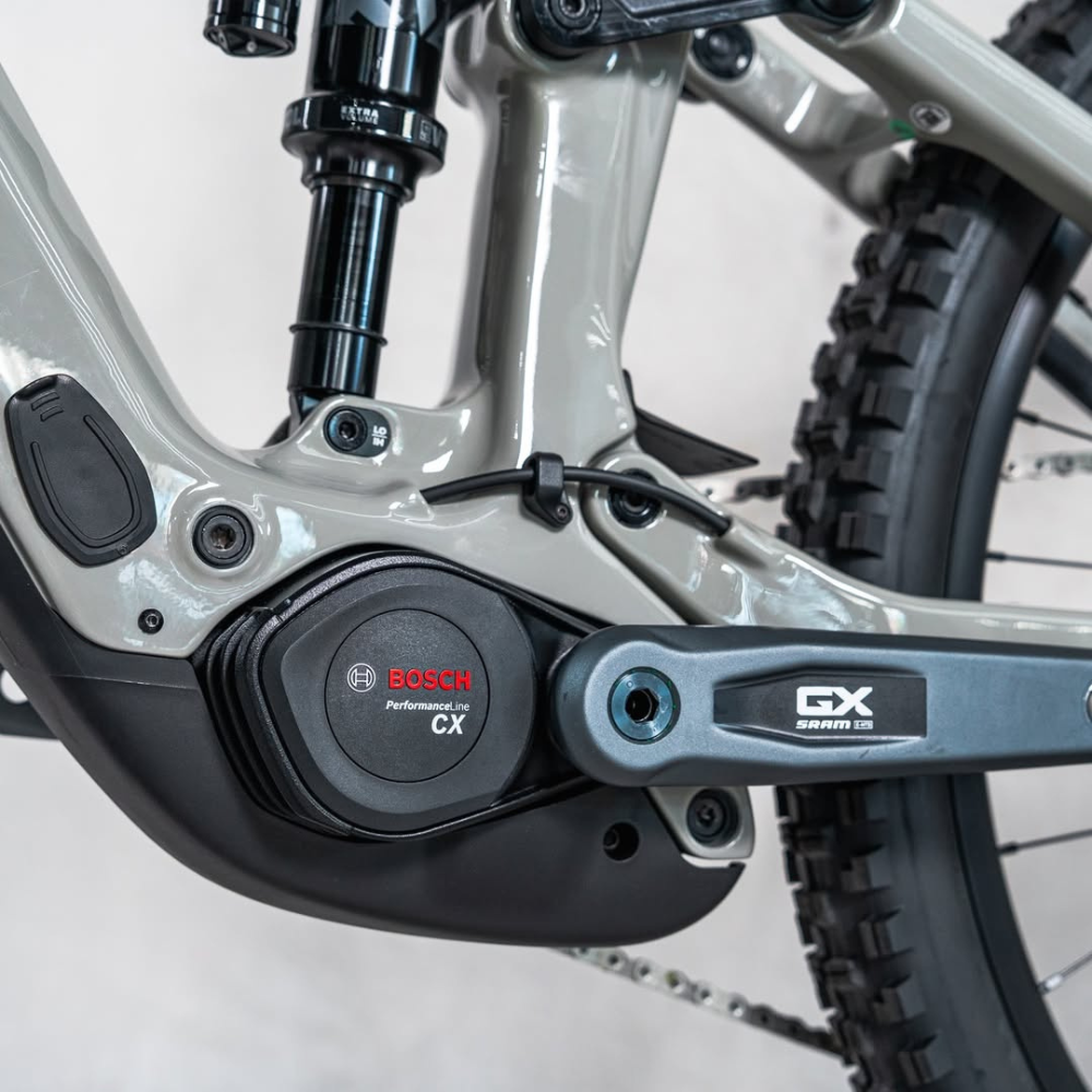 Detalle del motor Bosch y la biela SRAM GX en una bicicleta Santa Cruz Vala C MX gris.