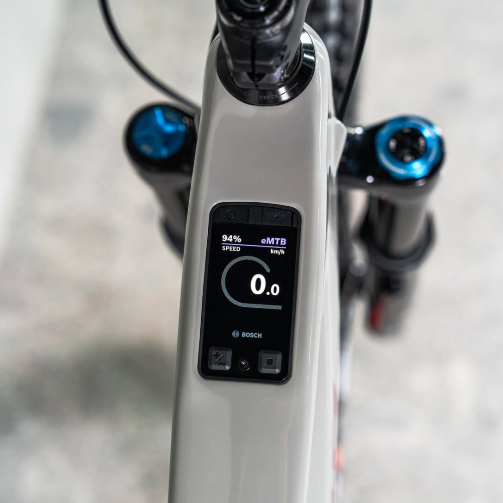 Pantalla Bosch integrada en el tubo superior de una bicicleta Santa Cruz Vala C MX gris.