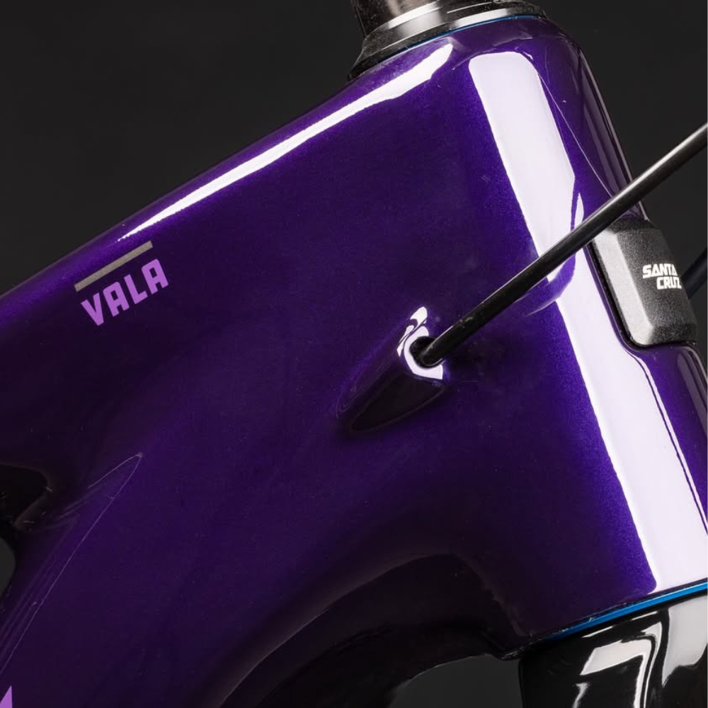 Detalle de la dirección y entrada de cable del cuadro morado Santa Cruz Vala C MX Kit XT Di2.