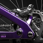 Detalle del freno trasero Shimano Deore XT de la Santa Cruz Vala C MX morada.