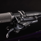 Detalle del mando Shimano Deore XT Di2 en el manubrio de la Santa Cruz Vala C MX morada.