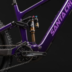 Detalle del motor, biela Race Face y suspensión trasera de la Santa Cruz Vala C MX Kit XT Di2 morada.