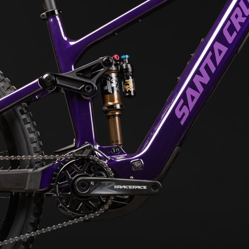Detalle del motor, biela Race Face y suspensión trasera de la Santa Cruz Vala C MX Kit XT Di2 morada.