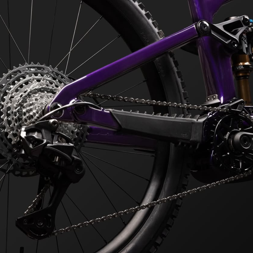 Detalle de la transmisión Shimano XT Di2 de la Santa Cruz Vala C MX morada.