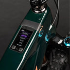Pantalla Bosch integrada en el tubo superior verde de una bicicleta Santa Cruz Vala C MX.
