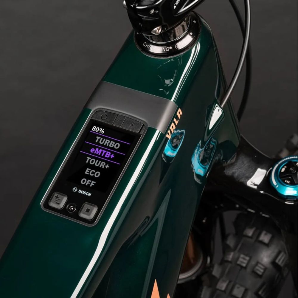 Pantalla Bosch integrada en el tubo superior verde de una bicicleta Santa Cruz Vala C MX.