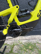 Detalle del motor, biela y amortiguador de la bicicleta usada Santa Cruz Heckler 8 verde lima.