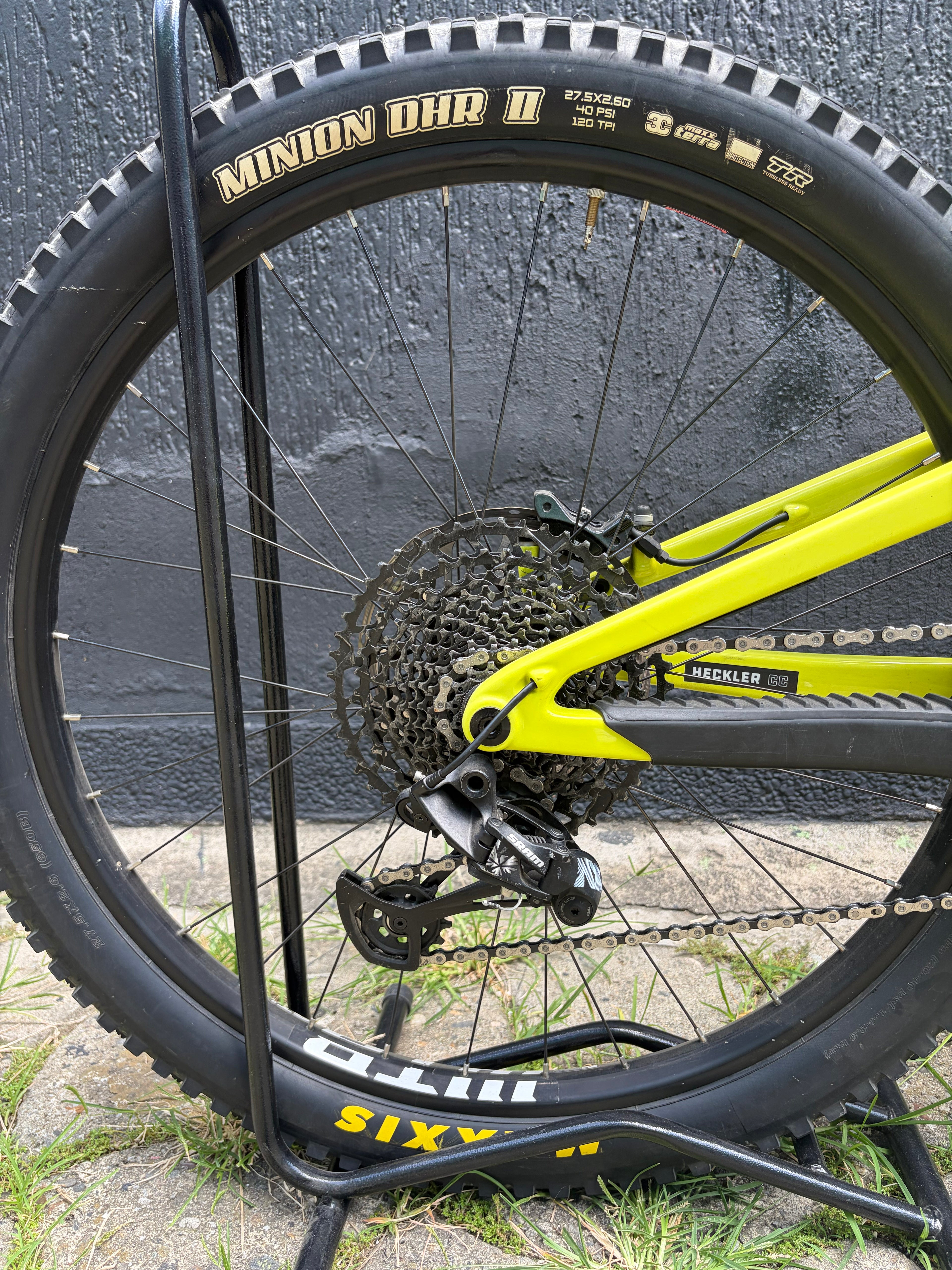 Detalle de la transmisión y rueda trasera de la bicicleta usada Santa Cruz Heckler 8 verde lima.