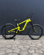 Bicicleta usada Santa Cruz Heckler 8 verde lima en vista lateral sobre soporte de exhibición.