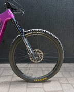 Detalle de la rueda, horquilla y freno delantero de la bicicleta usada Santa Cruz Heckler SL.