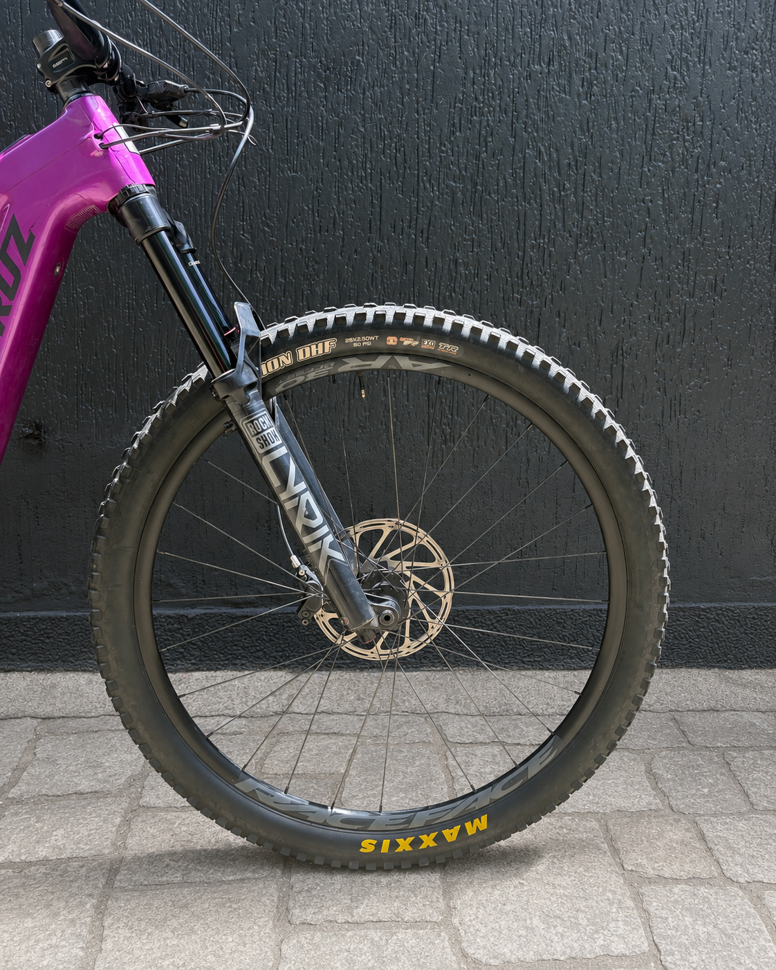 Detalle de la rueda, horquilla y freno delantero de la bicicleta usada Santa Cruz Heckler SL.