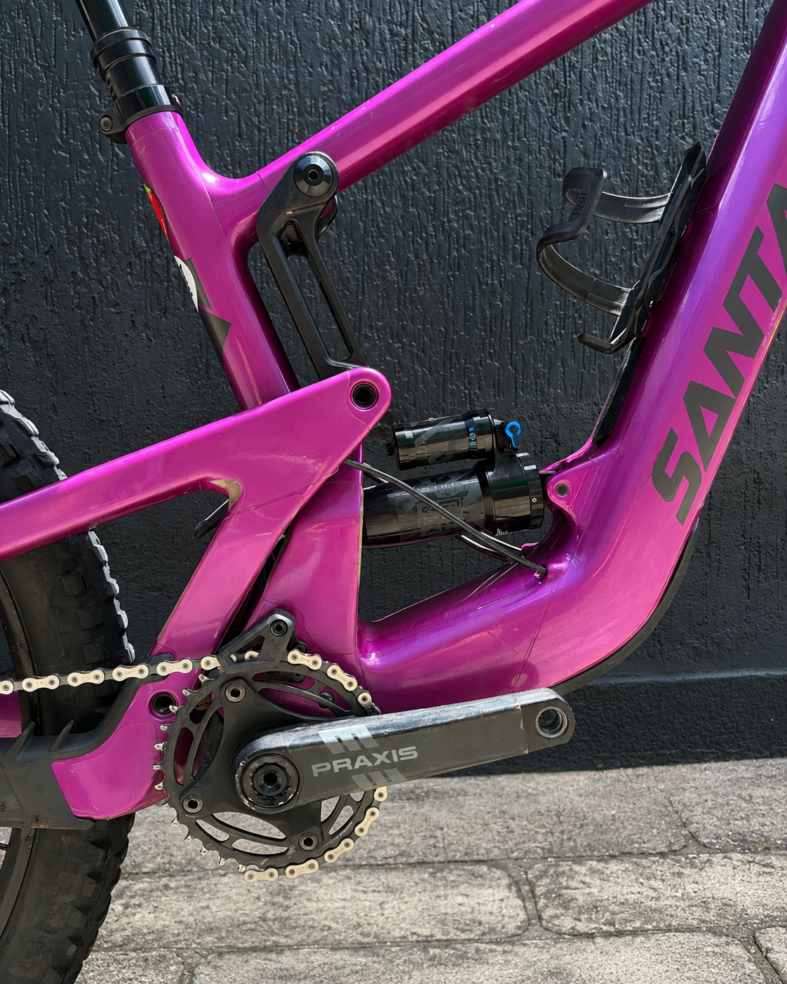Detalle del amortiguador, biela y cuadro rosa de la bicicleta usada Santa Cruz Heckler SL.