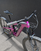 Bicicleta usada Santa Cruz Heckler SL rosa en perspectiva frontal con manubrio y horquilla.
