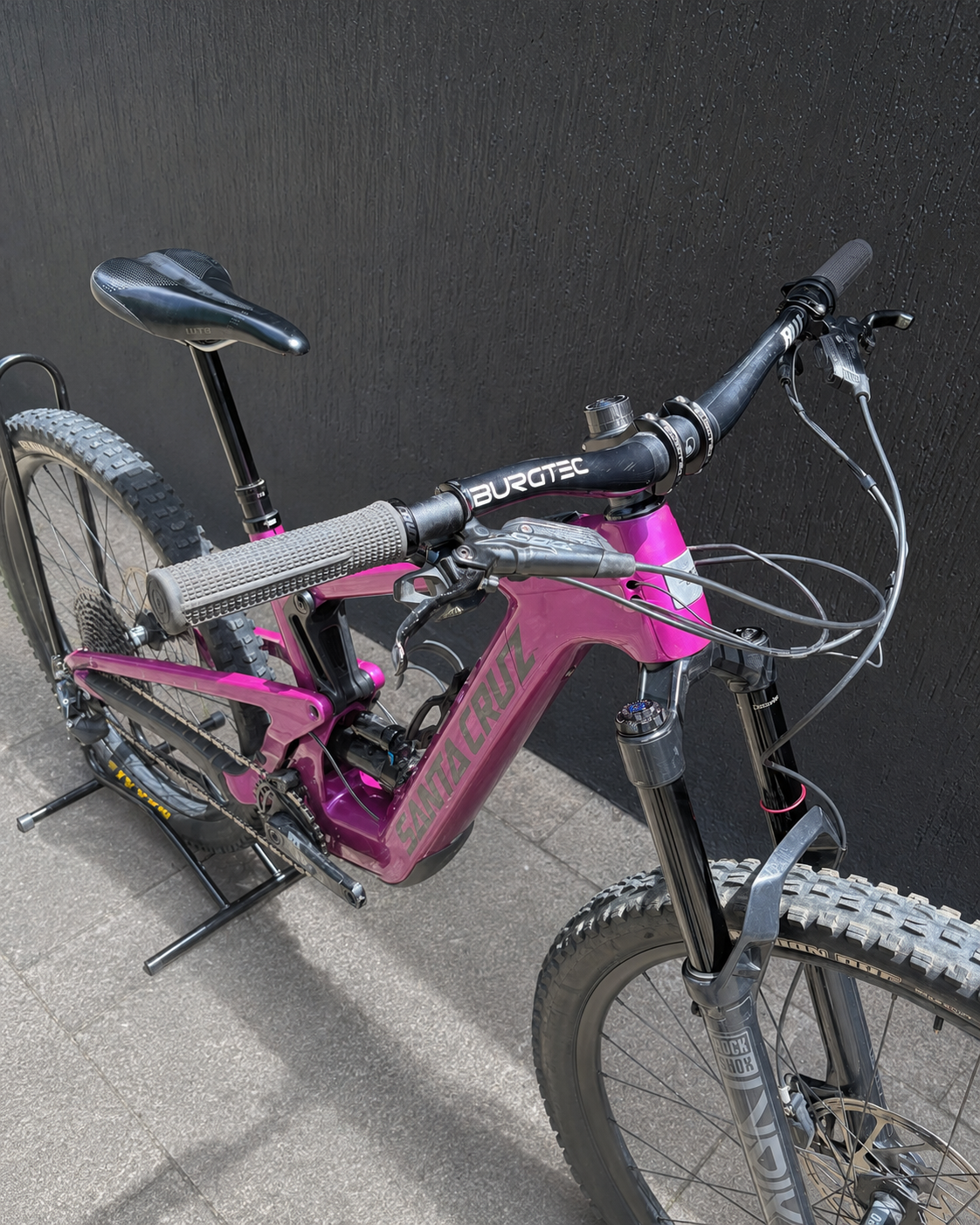 Bicicleta usada Santa Cruz Heckler SL rosa en perspectiva frontal con manubrio y horquilla.