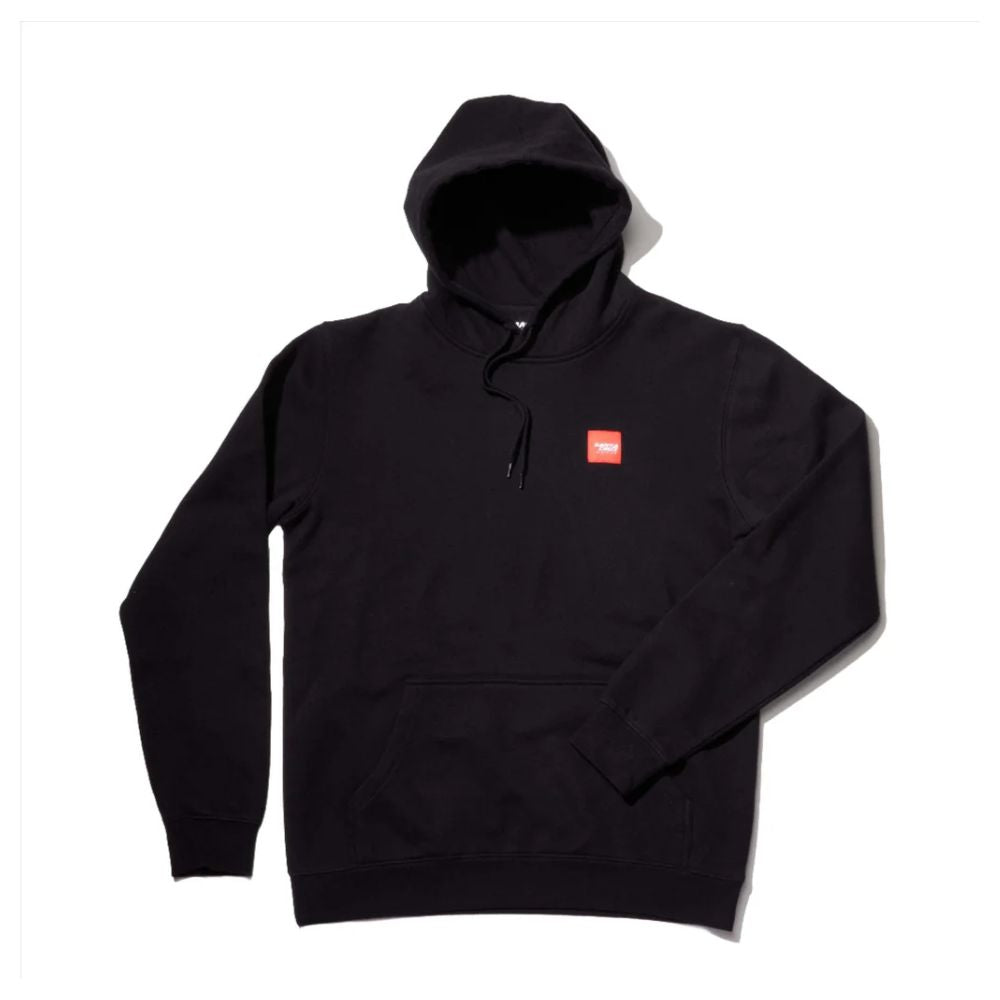 Buzo con capota Santa Cruz Patch Hoodie negro vista frontal con parche rojo en el pecho y bolsillo canguro.