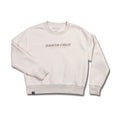 Buzo Santa Cruz Women's Threaded Crewneck color Fog vista frontal con logo bordado en el pecho.