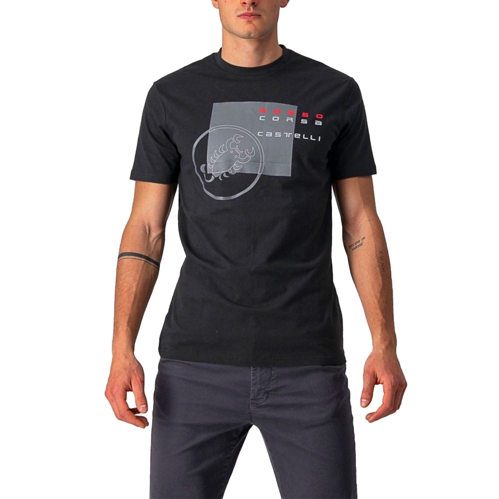 Camiseta Castelli Maurizio negra, vista frontal con gráfico Rosso Corsa en modelo