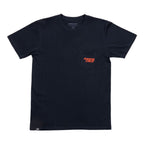 Camiseta Santa Cruz Assembly Stash Tee azul marino vista frontal con bolsillo y logo naranja.