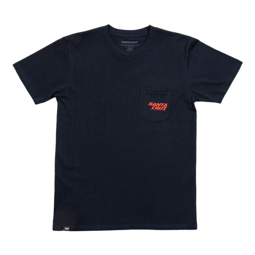 Camiseta Santa Cruz Assembly Stash Tee azul marino vista frontal con bolsillo y logo naranja.