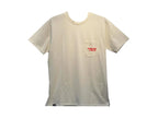 Camiseta Santa Cruz Assembly Stash Tee Warm White vista frontal con bolsillo y logo rojo.