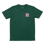 Camiseta Santa Cruz Blur Squared Tee verde British Racing vista frontal con logo rosa.