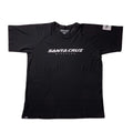 Camiseta Santa Cruz SS Tech Tee Stacked negra vista de frente con logotipo blanco en el pecho.