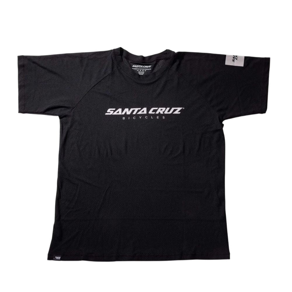Camiseta Santa Cruz SS Tech Tee Stacked negra vista de frente con logotipo blanco en el pecho.