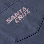 Detalle del bolsillo con logo de la camiseta Santa Cruz Stash Pocket Tee azul Maritime.