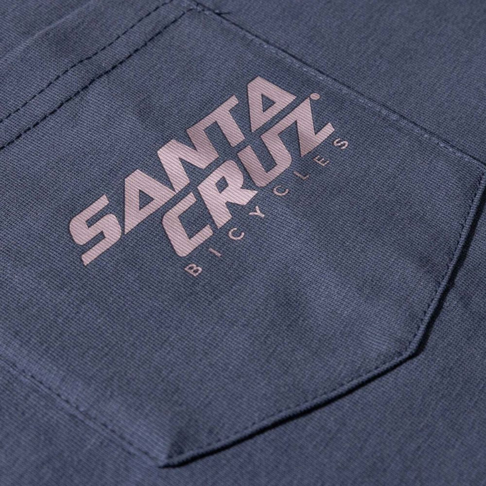 Detalle del bolsillo con logo de la camiseta Santa Cruz Stash Pocket Tee azul Maritime.