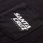 Detalle del bolsillo con logo blanco de la camiseta Santa Cruz Stash Pocket Tee negra.