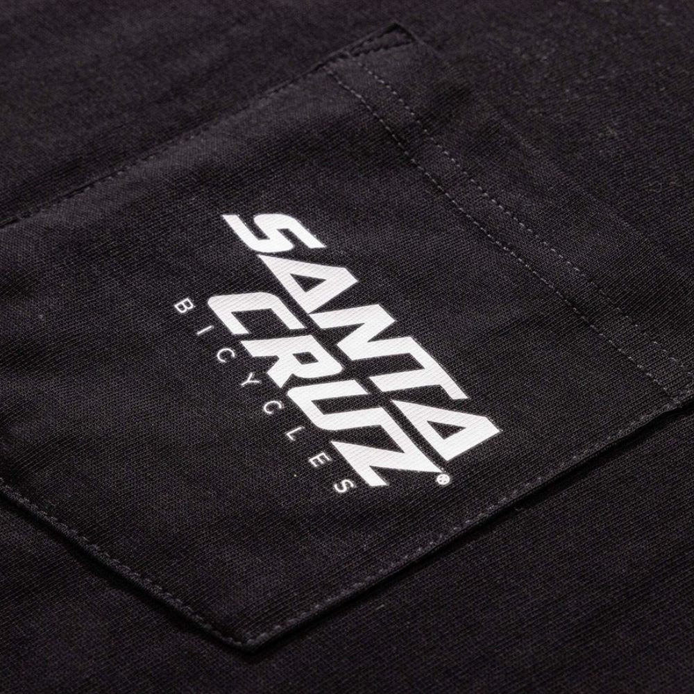 Detalle del bolsillo con logo blanco de la camiseta Santa Cruz Stash Pocket Tee negra.