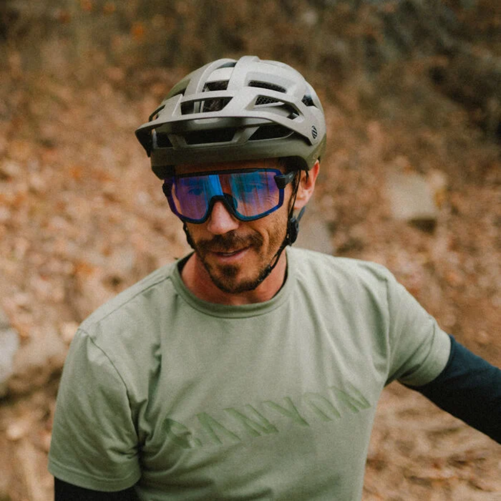 Ciclista usando casco Smith Forefront 3 Matte Forest y gafas Smith durante una salida de montaña