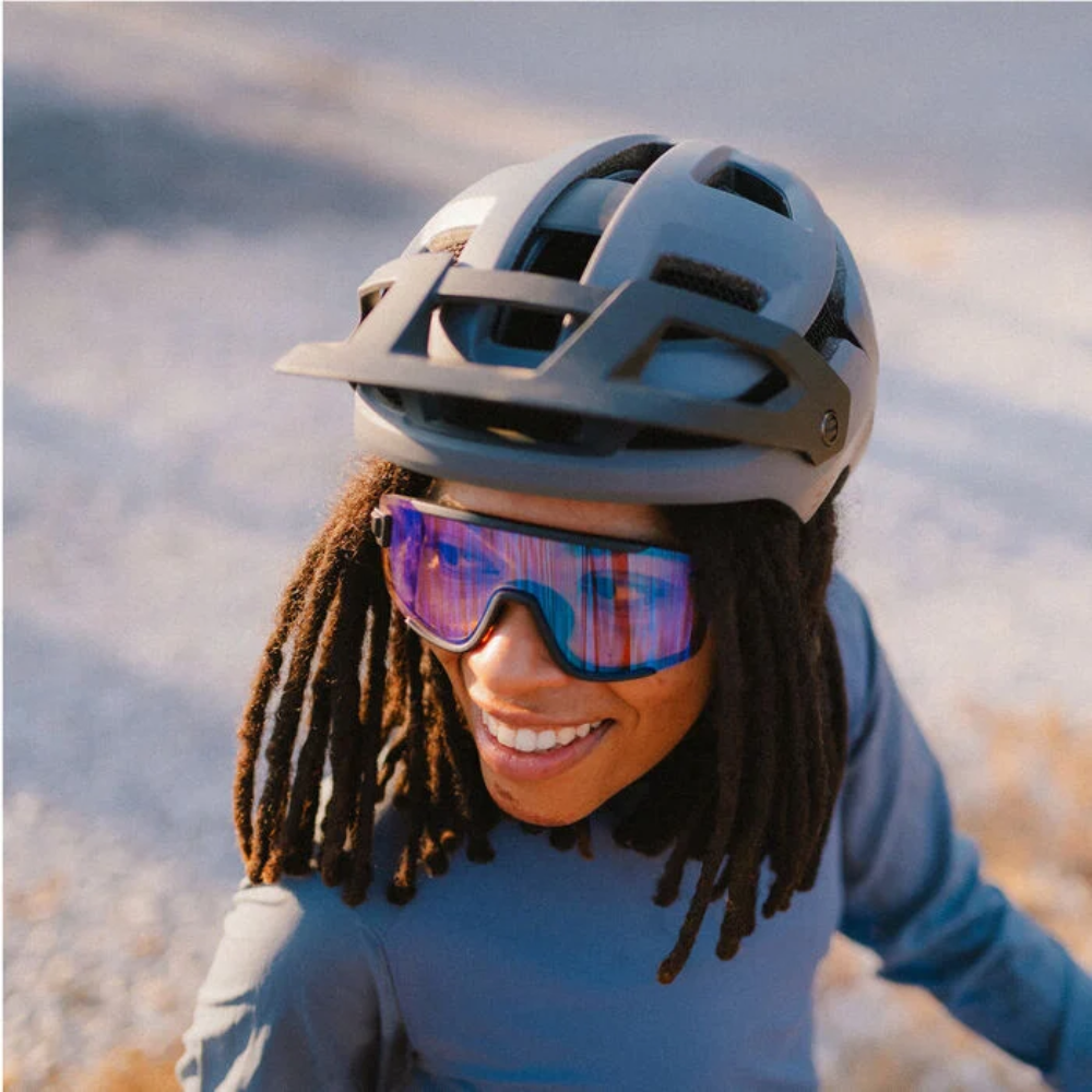 Ciclista usando casco Smith Forefront 3 Matte Slate y gafas Smith con lente espejo al aire libre