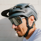 Hombre usando casco Smith Forefront 3 Matte Slate y gafas Smith, vista lateral en primer plano