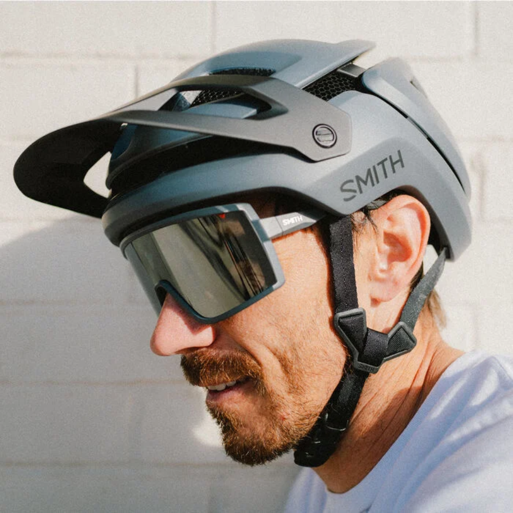 Hombre usando casco Smith Forefront 3 Matte Slate y gafas Smith, vista lateral en primer plano