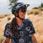 Ciclista usando casco Smith Forefront 3 edición Smith x Wild Rye y gafas Smith al aire libre