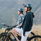 Dos ciclistas usando cascos Smith Forefront 3 edición Smith x Wild Rye junto a sus bicicletas de montaña