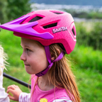 Niña usando casco Smith Sidekick Jr Matte Lollipop Fade, vista lateral en primer plano