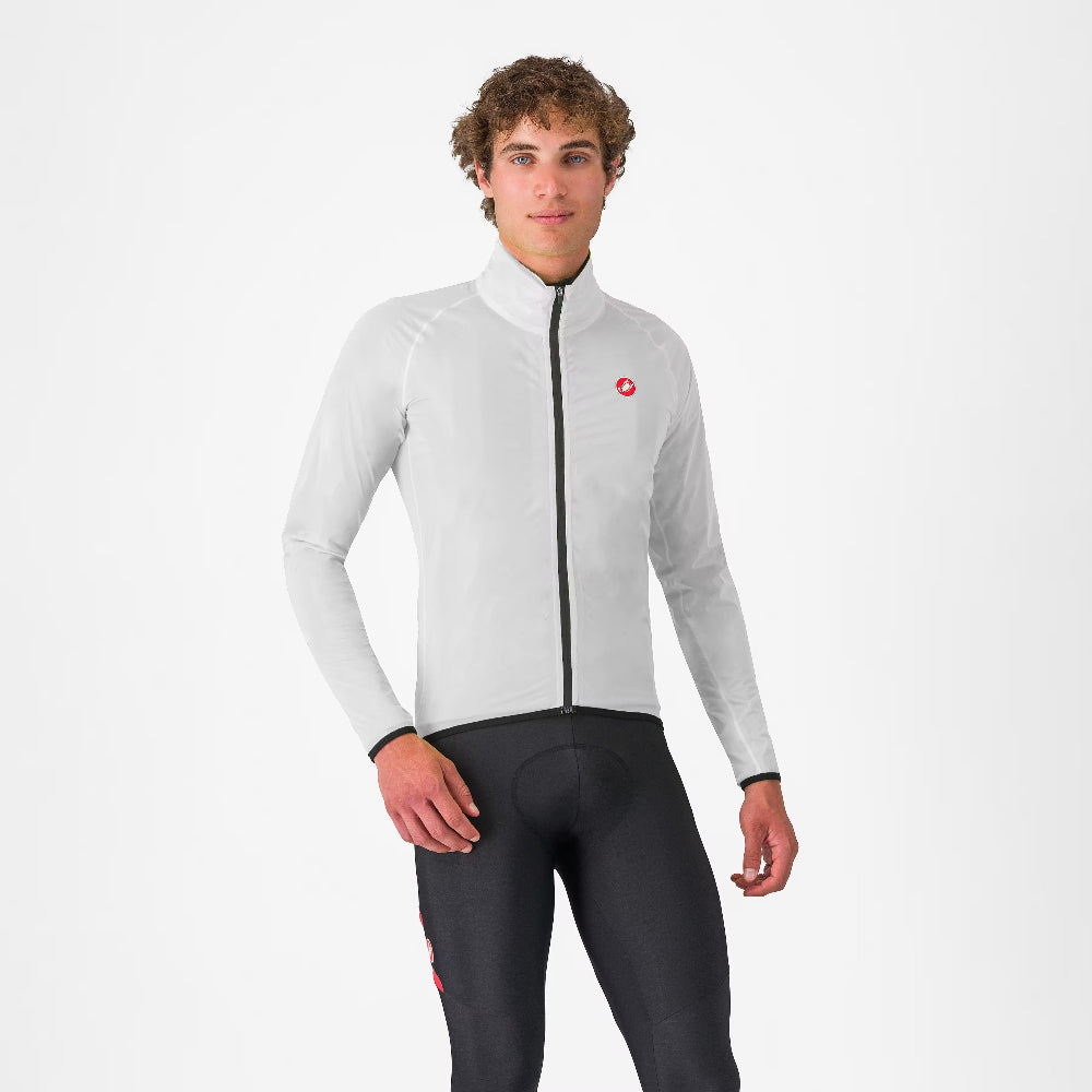 Chaqueta Castelli Squall Shell gris plata y negro, vista frontal con modelo y cremallera negra.