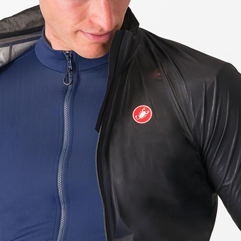 Detalle de la cremallera y el cuello de la chaqueta Castelli Squall Shell negra