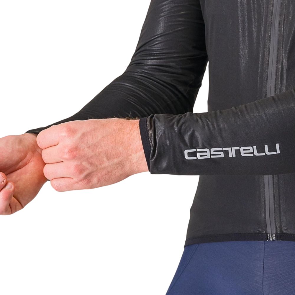 Detalle del puño elástico con logo Castelli en la chaqueta Squall Shell negra