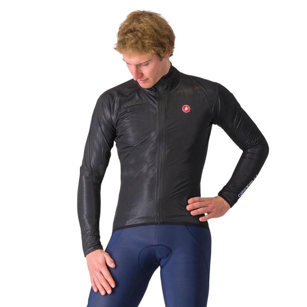 Hombre usando chaqueta de ciclismo Castelli Squall Shell negra, vista frontal sobre fondo blanco