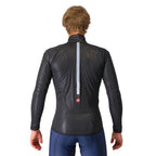 Hombre usando chaqueta Castelli Squall Shell negra, vista posterior con franja reflectante