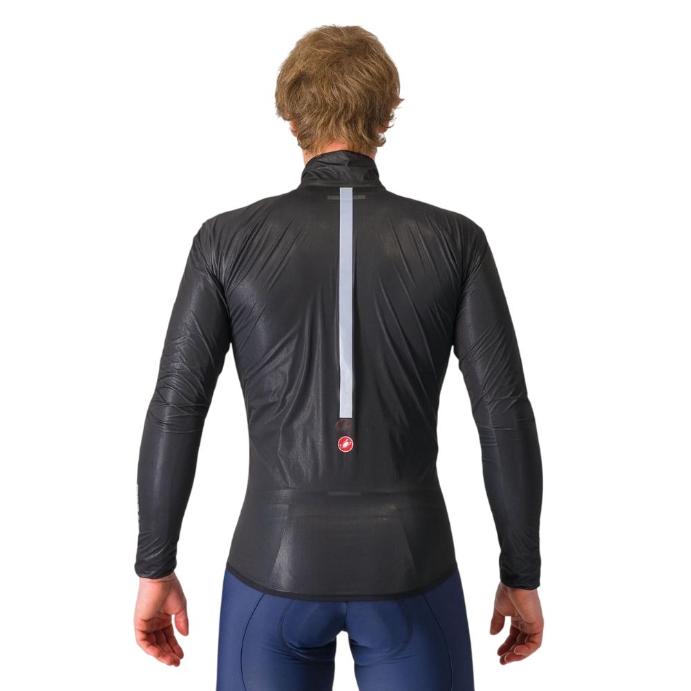 Hombre usando chaqueta Castelli Squall Shell negra, vista posterior con franja reflectante