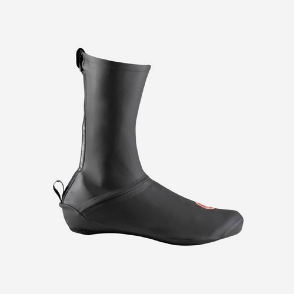 Cubrezapato Castelli Aero Race negro visto de lado con logo rojo en la parte delantera.