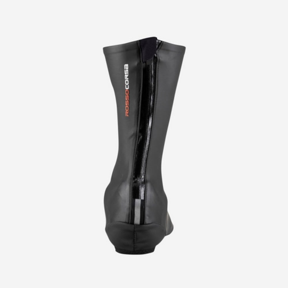 Cubrezapato Castelli Aero Race negro visto por detrás con cierre y texto Rosso Corsa.